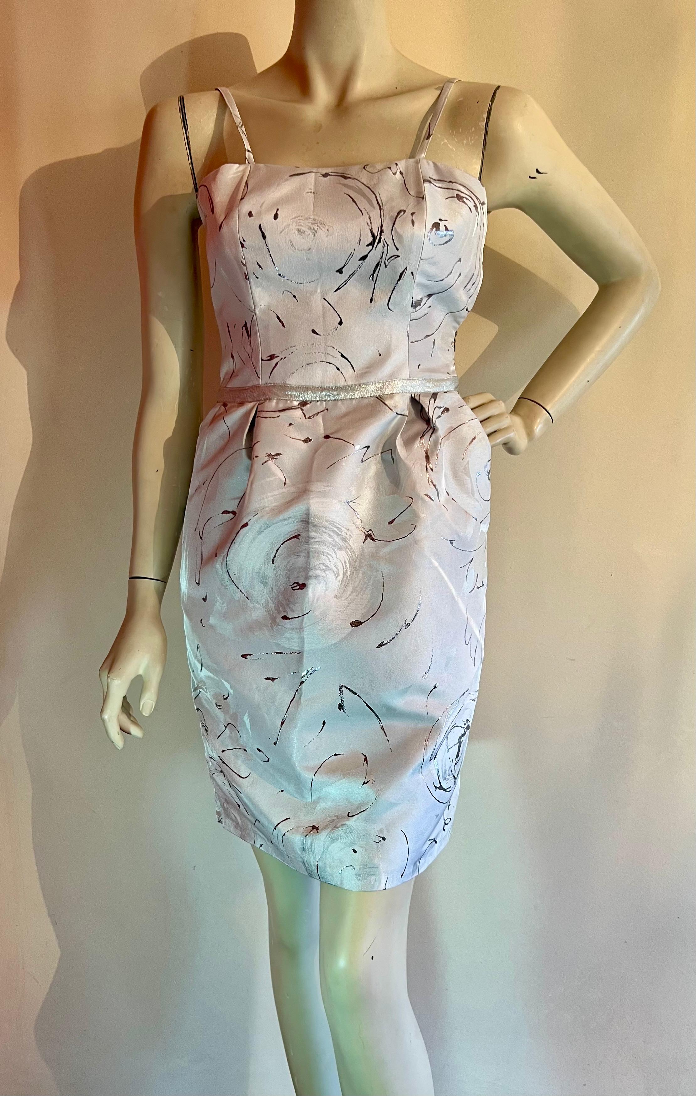 Vestido Curto Elegante com Sobrecapa