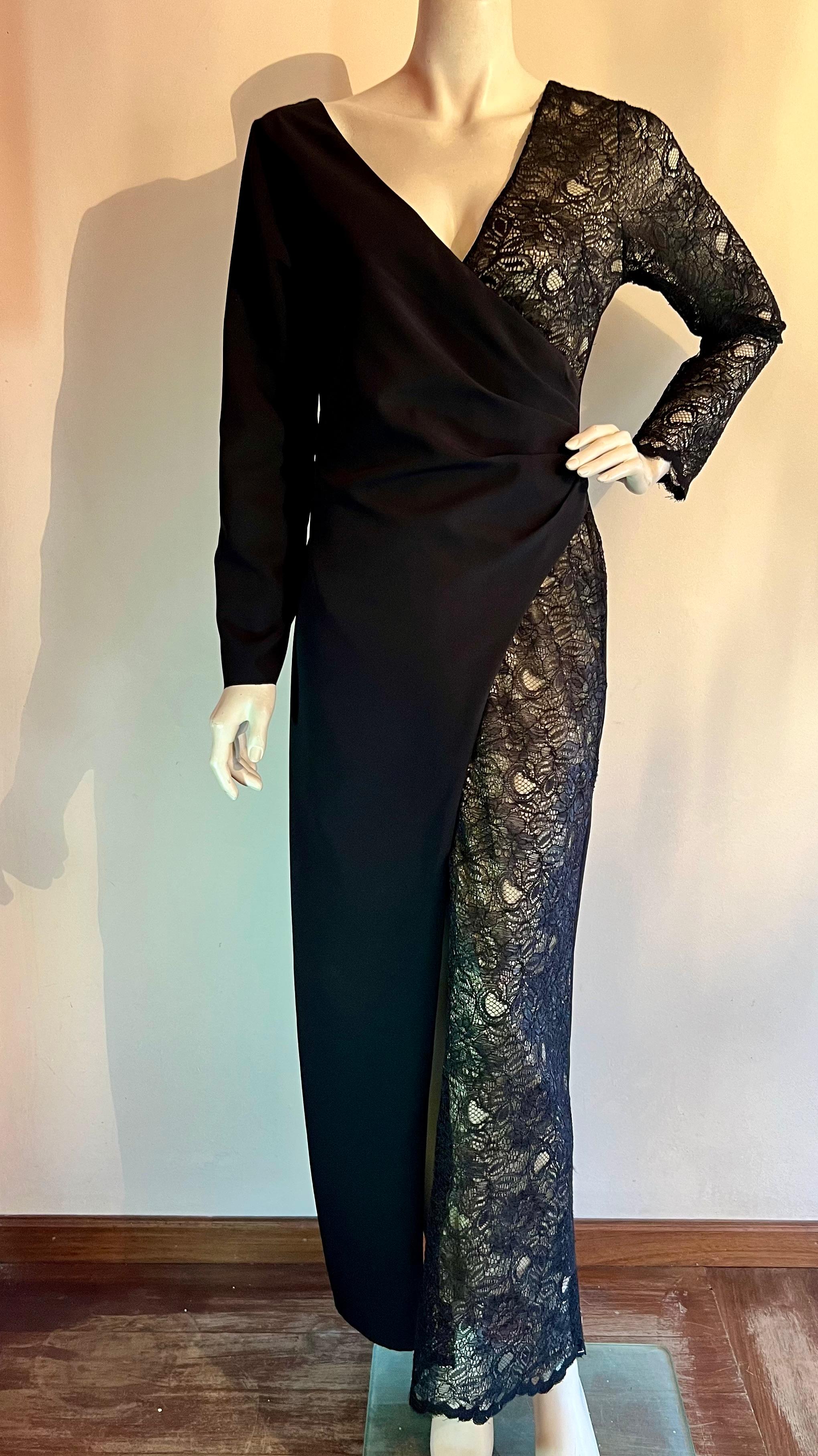 Vestido Assimétrico com Renda