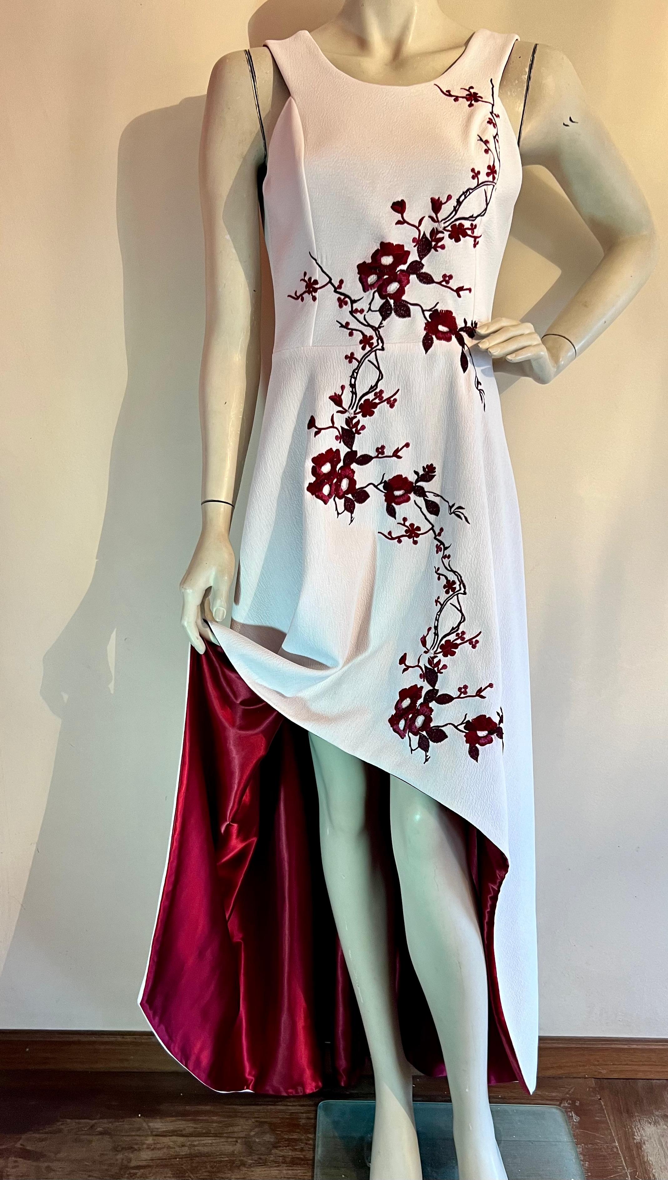 Vestido com Bordado Floral
